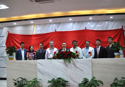 HTH华体会体育手机版:今日废品站收到一台老古董电子管收音机。这时代可够长远了吧五十年得有了吧！查了一下是北京电子管收音机现已没有使用价值了适宜怀旧保藏当摆件那个时代买的起或者说舍得买的应该不是普普通通的家庭。现在外观还算完好吧 通电灯亮 有滋啦声 调台的绳子断了空转不能调是否很有感！老式 那年的